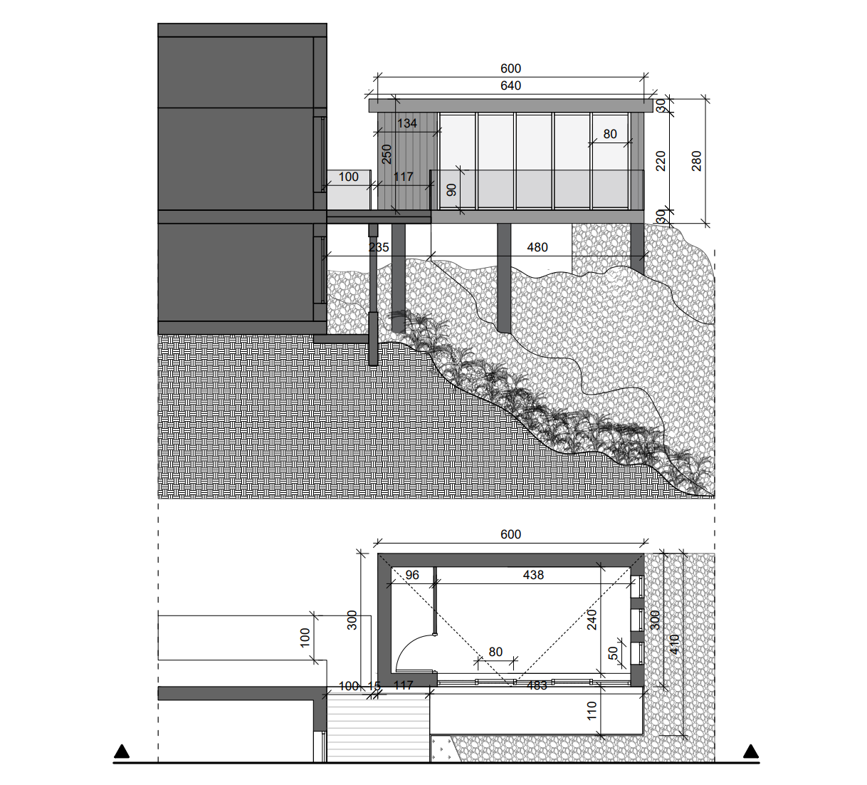 Les dessins montrent la façade ouest du projet avec la baie vitrée, en rabatement du plan de l'extension. On voit également la structure en pilotis sous la construction.